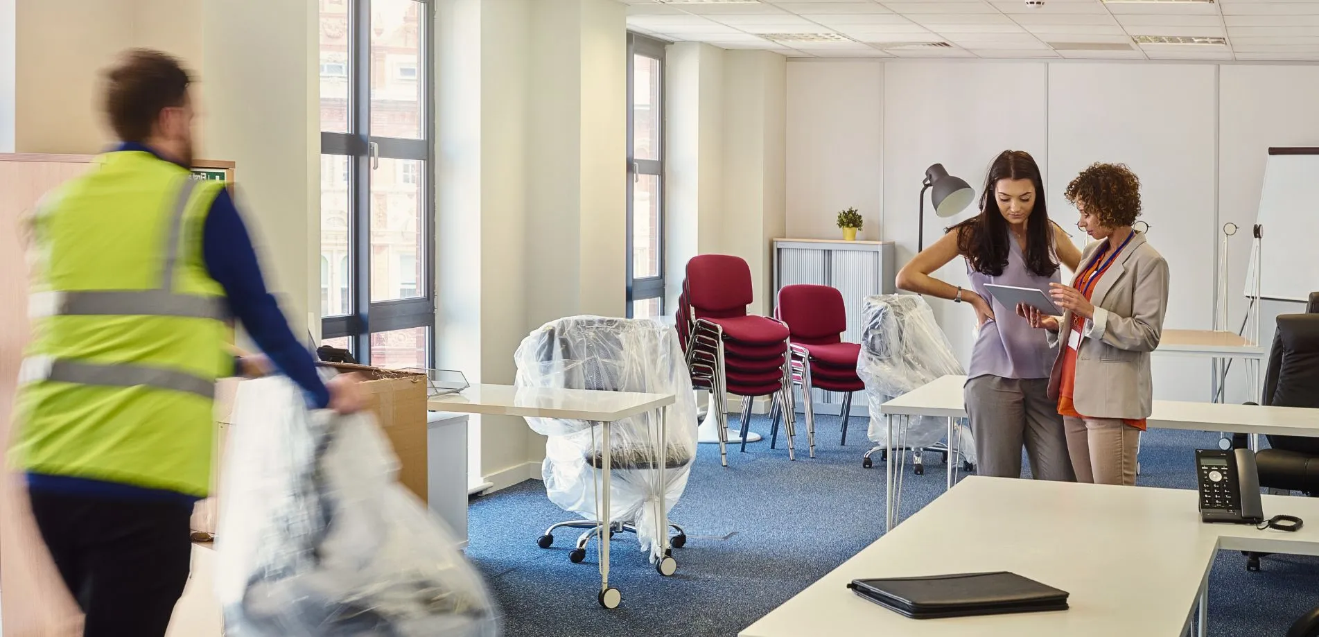 Team beim Planen eines Firmenumzugs – professioneller Büroumzug durch das Umzugsunternehmen Freising.